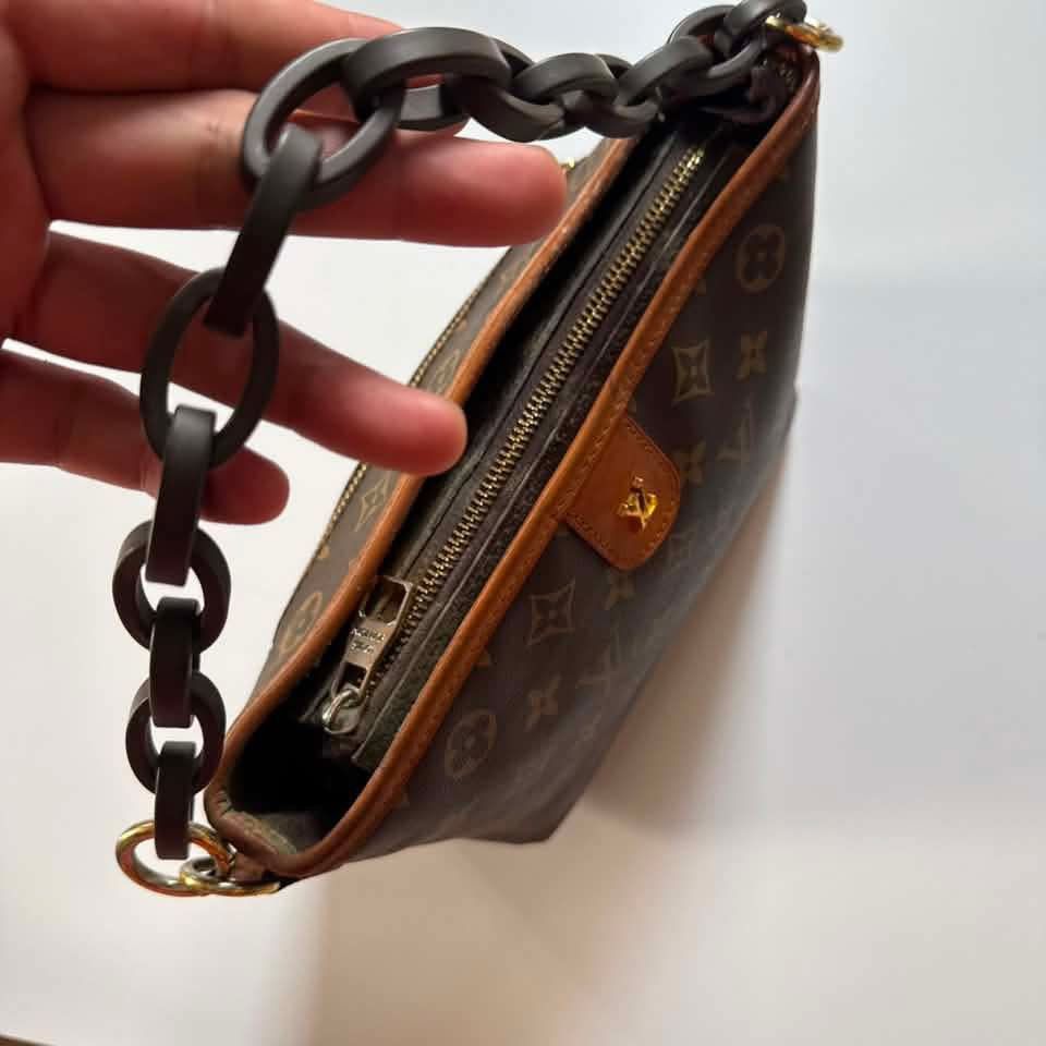 Louis Vuitton chunky chain bag (Category: Shoulder Bags) located in Iligan City. Submitted by vintgbags (Listing ID 1467177516, Image 3). Description: All details are posted Condition is Good. Open for negotiable sent your offer..