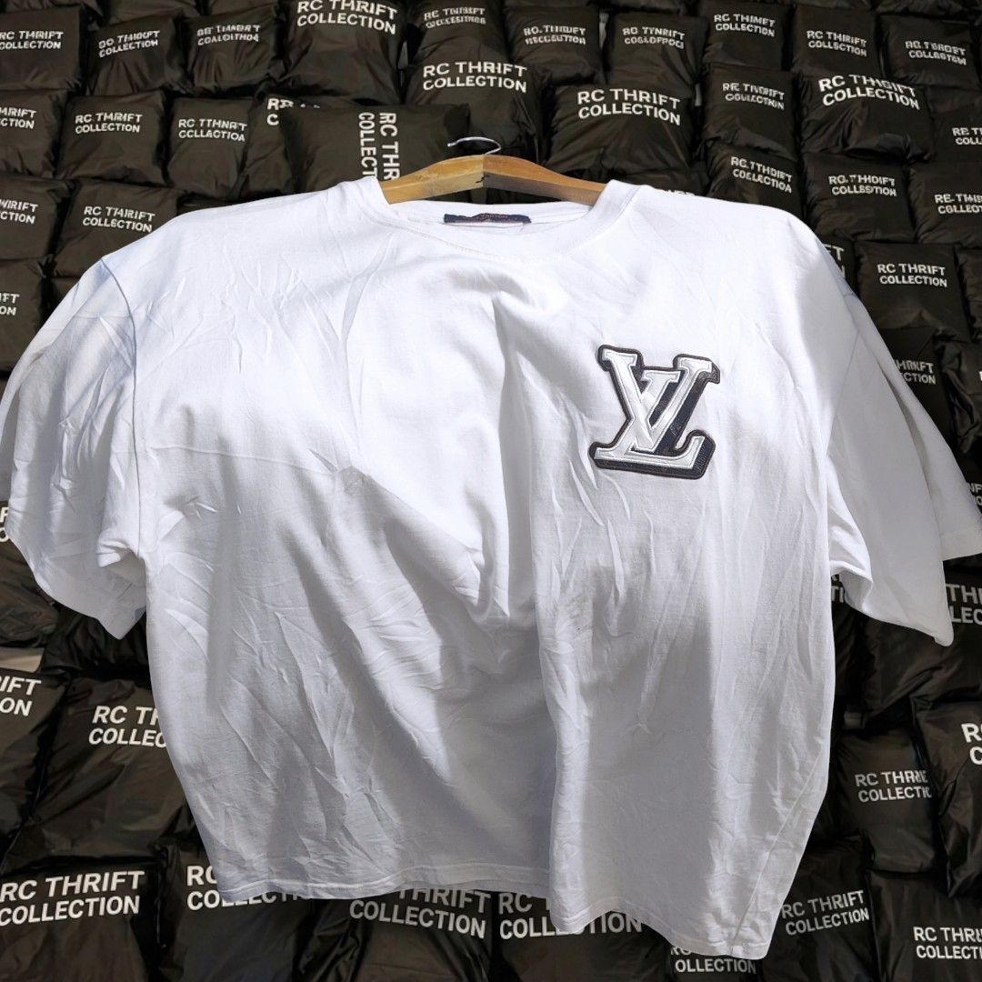 LOUIS VUITTON EMBROIDERED LOGO WITH PATCH LEATHER MONOGRAM WHITE TEE (Category: Luxury Apparel) located in Rizal. Submitted by rcthriftcollection (Listing ID 1467263993, Image 2). Description: LOUIS VUITTON EMBROIDERED LOGO WITH PATCH LEATHER MONOGRAM WHITE TEE Width 22.5 inch Length 29 inch Best fit L semi XL Excellent Condition No issue Fresh from bale DM📥📥📥 Location: MONTALBAN, RODRIGUEZ, RIZAL .