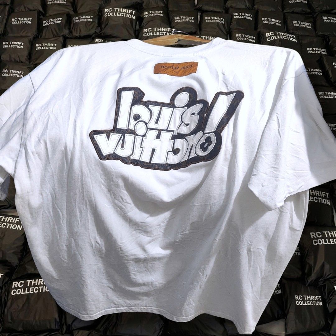 LOUIS VUITTON EMBROIDERED LOGO WITH PATCH LEATHER MONOGRAM WHITE TEE (Category: Luxury Apparel) located in Rizal. Submitted by rcthriftcollection (Listing ID 1467263993, Image 1). Description: LOUIS VUITTON EMBROIDERED LOGO WITH PATCH LEATHER MONOGRAM WHITE TEE Width 22.5 inch Length 29 inch Best fit L semi XL Excellent Condition No issue Fresh from bale DM📥📥📥 Location: MONTALBAN, RODRIGUEZ, RIZAL .