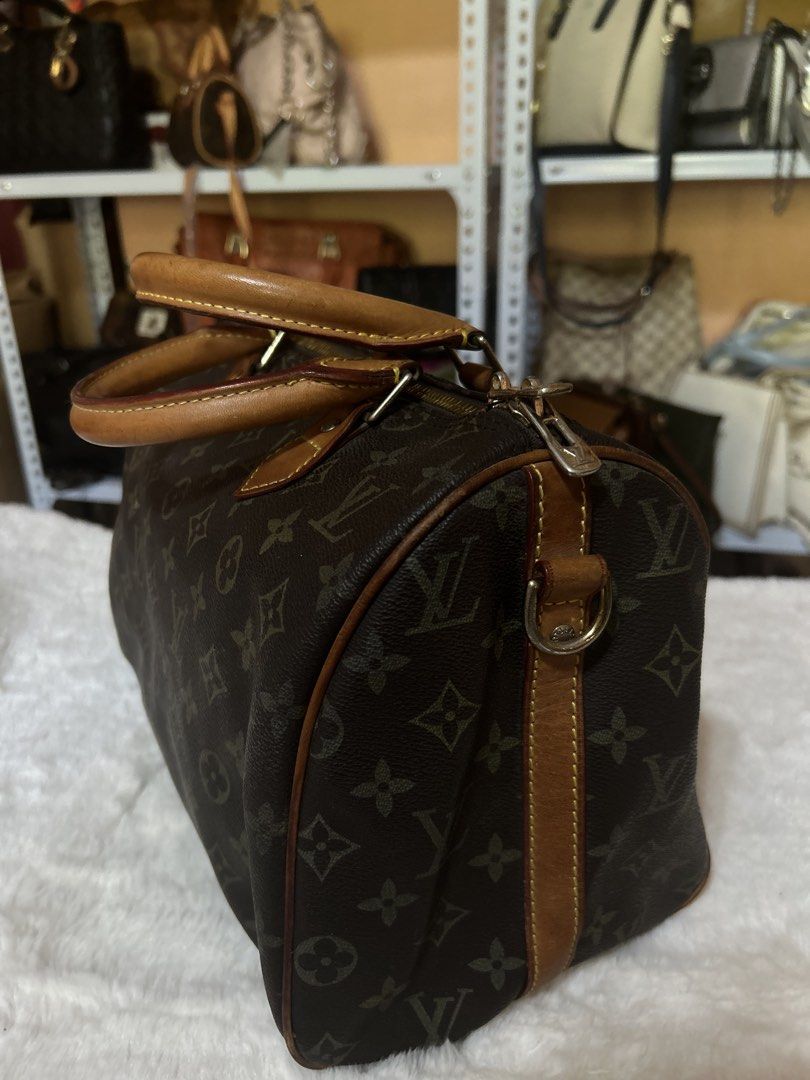 Louis Vuitton Monogram Canvas Speedy Bag (Category: Luxury Bags & Wallets) located in Valencia. Submitted by carmzfindsph (Listing ID 1467179520, Image 1). Description: Louis Vuitton Monogram canvas duffel bag. Classic brown print with tan leather handles and trim. Rolled leather top handles, brass zipper closure, and side D-rings attached to the leather strips. Iconic style with structured shape. 🤎 LV Monogram Handbag ✅ LV-engraved zipper pull 