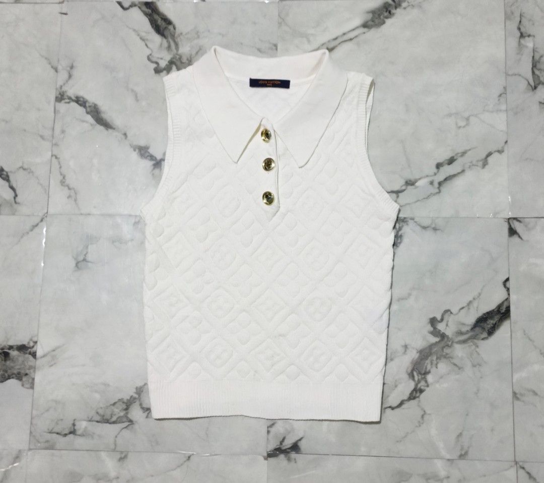Louis Vuitton Monotone Embossed Knit Top (Category: Luxury Apparel) located in Bacolod City. Submitted by luxtrend.ph (Listing ID 1467185611, Image 2). Description: Louis Vuitton Monotone Embossed Knit Top •Photos may vary due to lighting✨ •For Women •Size: Small to Large can fit •Condition: Excellent •Issues: None •Actual Color: White •Color Rate: 9.8/10 •Complete tags •₱rice: 2,280 shipped🏷 DM to purchase🛒🛒🛒 Courier: J&T Express MOP: Gcash 
