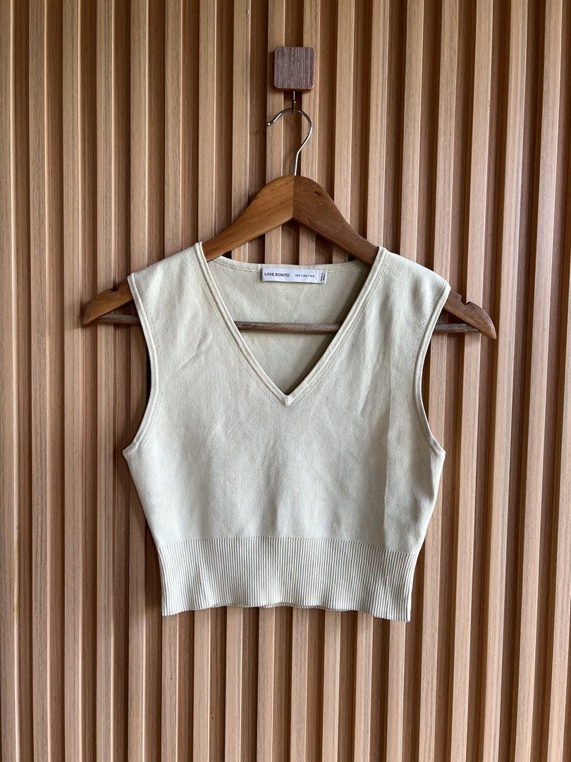 Love bonito (Category: Sleeveless) located in Lipa City. Submitted by thyra06 (Listing ID 1467198568, Image 1). Description: Lb top good as new .