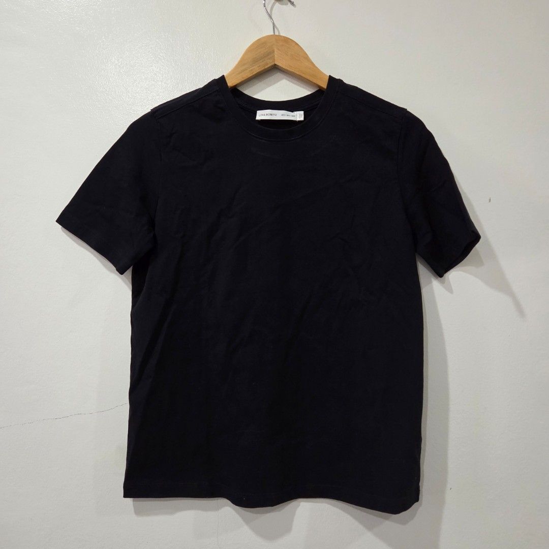 Love Bonito Avery Round Neck Tee (Category: Shirts) located in San Nicolas. Submitted by mllc523 (Listing ID 1467204706, Image 1). Description: Brand: Love Bonito Color: Black Size: S Design: Crew neck, versatile basic Condition: Clean and neatly stored.