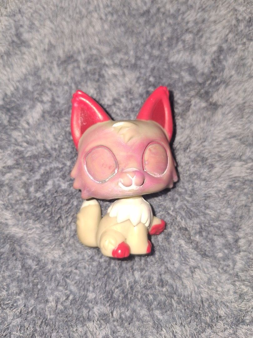 LPS G7 #25 wolf cat custom base (Category: Kids Toys) located in Manila. Submitted by livelaughlove_lps (Listing ID 1467197496, Image 1). Description: 𑣲⋆｡˚ auth lps wolf cat custom base 𑣲⋆｡˚ -repainted the face but was not able to finish it so I removed it nalang mod: j&t mop: gcash loc: Valenzuela.