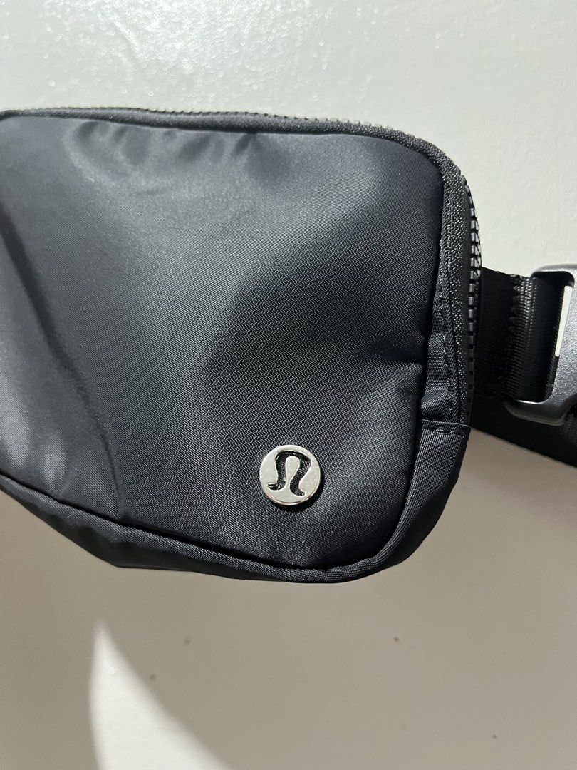 Lululemon - Everywhere - Belt Bag (Category: Luxury Bags & Wallets) located in Taguig. Submitted by chicpicked (Listing ID 1467220245, Image 3). Description: Lululemon - Everywhere - Belt Bag Authentic Good as new No flaws 1,800.