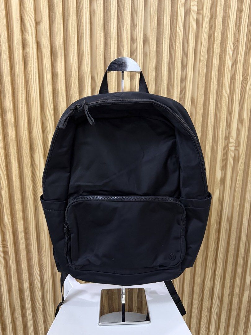 Lululemon Everywhere Backpack 22L (Category: Backpacks) located in Cavite. Submitted by PRIVATE.Selection (Listing ID 1467346664, Image 1). Description: Lululemon Everywhere Backpack 22L Good as New (Overall Condition) Issue: Damage Teeth but still functioning very well (Check last pic) .