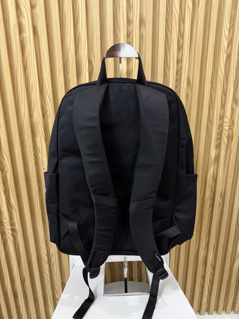 Lululemon Everywhere Backpack 22L (Category: Backpacks) located in Cavite. Submitted by PRIVATE.Selection (Listing ID 1467346664, Image 3). Description: Lululemon Everywhere Backpack 22L Good as New (Overall Condition) Issue: Damage Teeth but still functioning very well (Check last pic) .