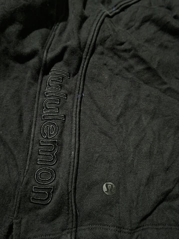 Lululemon Walk Short Cotton (Category: Shorts) located in Bulacan. Submitted by bleue.finds (Listing ID 1467327187, Image 3). Description: Lululemon Walk Short Cotton size medium as new no issue embroid design cut main tag.