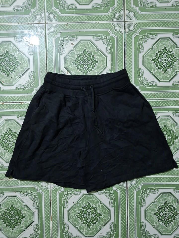 Lululemon Walk Short Cotton (Category: Shorts) located in Bulacan. Submitted by bleue.finds (Listing ID 1467327187, Image 2). Description: Lululemon Walk Short Cotton size medium as new no issue embroid design cut main tag.