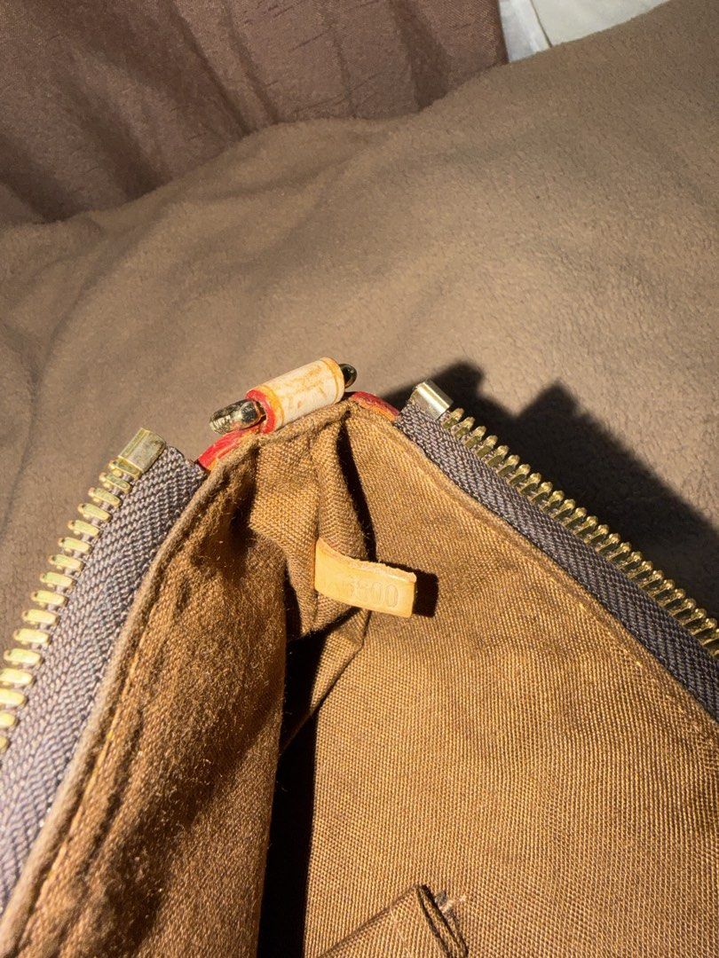 LV TOTE BAG WITH SLING (Category: Tote Bags) located in Cagayan de Oro. Submitted by lorraine27 (Listing ID 1467293671, Image 3). Description: - ALL ZIPPER IS WORKING - BAWAL SA MGA MASESELAN !! - SEE THE PICS FOR ISSUE - BUY AT YOUR OWN RISK MOP: GCASH MOD: J&T.