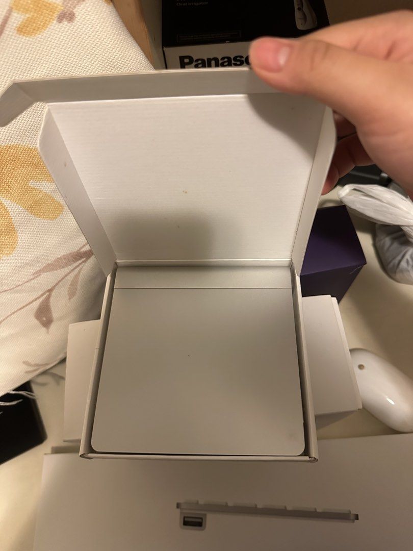 Mac Mini Set （分類：桌上電腦）位於 Hong Kong。 由 hailey_95 提交（商品編號 1467297271，圖片 2）。簡介： 全部有原裝盒 有單 Mac Mini 2.6/8G/1TB SD set放連mouse mouse pad keyboard 爽快交易-$100 順豐到付 alipay/fps 狀況如圖 可dm再查詢 。