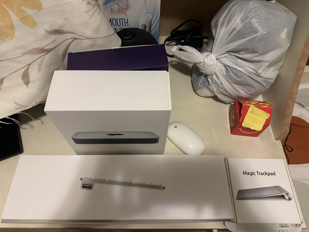 Mac Mini Set （分類：桌上電腦）位於 Hong Kong。 由 hailey_95 提交（商品編號 1467297271，圖片 1）。簡介： 全部有原裝盒 有單 Mac Mini 2.6/8G/1TB SD set放連mouse mouse pad keyboard 爽快交易-$100 順豐到付 alipay/fps 狀況如圖 可dm再查詢 。