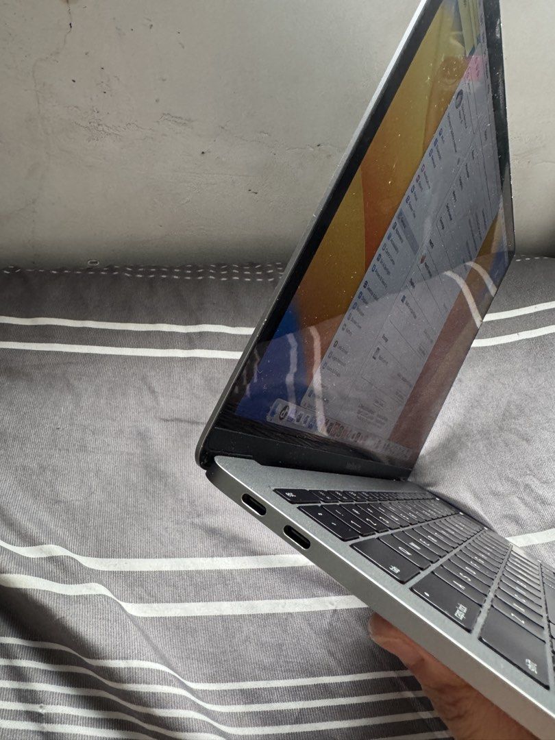 MacBook Pro 13-inch 2017 (Category: Laptops & Notebooks) located in Valenzuela. Submitted by kissmuna (Listing ID 1467191908, Image 2). Description: Macbook Pro 2017 128gb Core i5 Issue: one charging port not working the rest is okay Still negotiable .