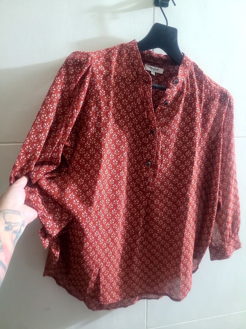 Madewell Top (Category: Blouses) located in Los Banos. Submitted by lopecruz (Listing ID 1467299523, Image 2). Description: armpit : length : like new, no flaws S-M.