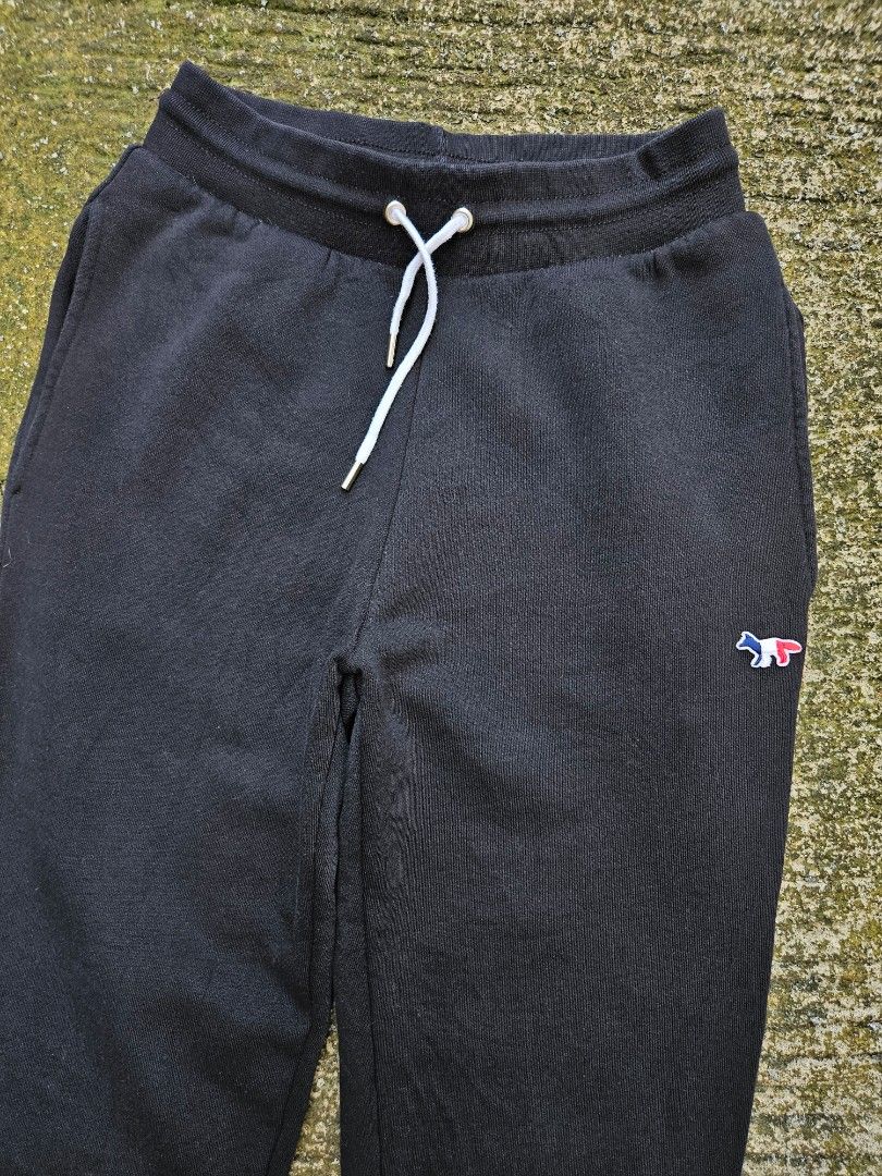 MAISON KITSUNE Tricolor Logo Patch Jogger (Category: Joggers) located in San Pablo. Submitted by pablo_pablo25 (Listing ID 1467185250, Image 3). Description: waist 26-30 lenght 38 9.5/10 color no issue.