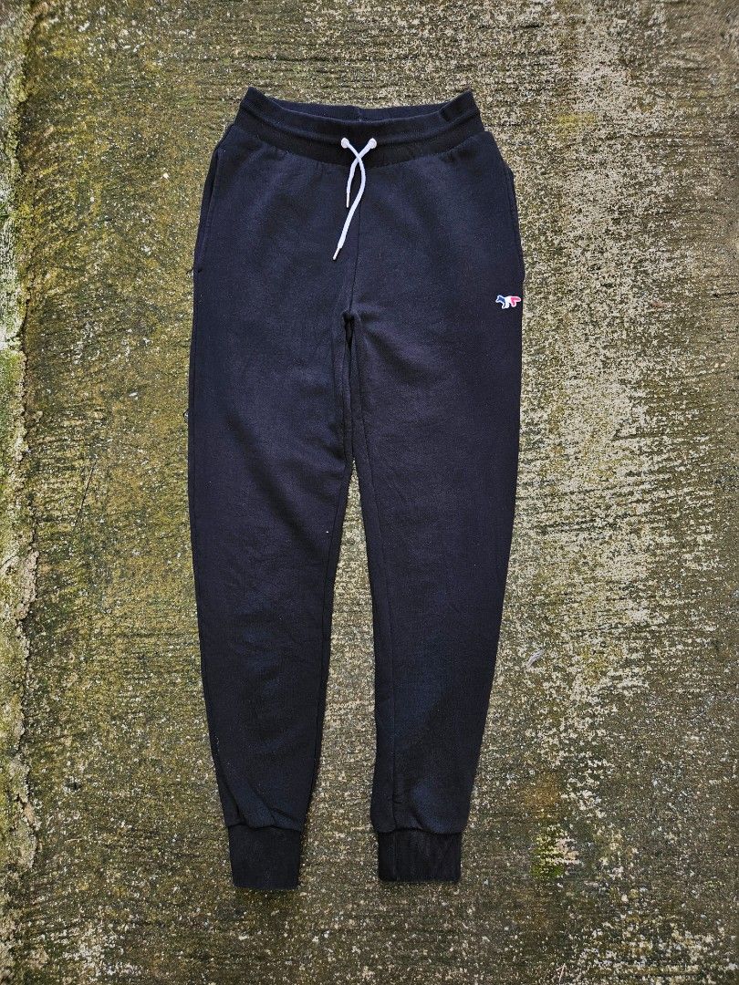 MAISON KITSUNE Tricolor Logo Patch Jogger (Category: Joggers) located in San Pablo. Submitted by pablo_pablo25 (Listing ID 1467185250, Image 1). Description: waist 26-30 lenght 38 9.5/10 color no issue.