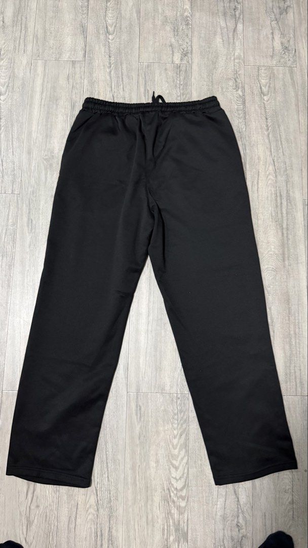 Manfinity Black Sweatpants Size M (Category: Joggers) located in Caloocan City. Submitted by kobeeeee_12 (Listing ID 1467227940, Image 1). Description: - Brand/Model: Manfinity Black Sweatpants - Size: Medium - Material: 100% Polyester (Machine washable) - Fit: Straight leg cut with elastic drawstring waistband - Features: Two practical side pockets - Style: Simple and comfortable for everyday casual wear.