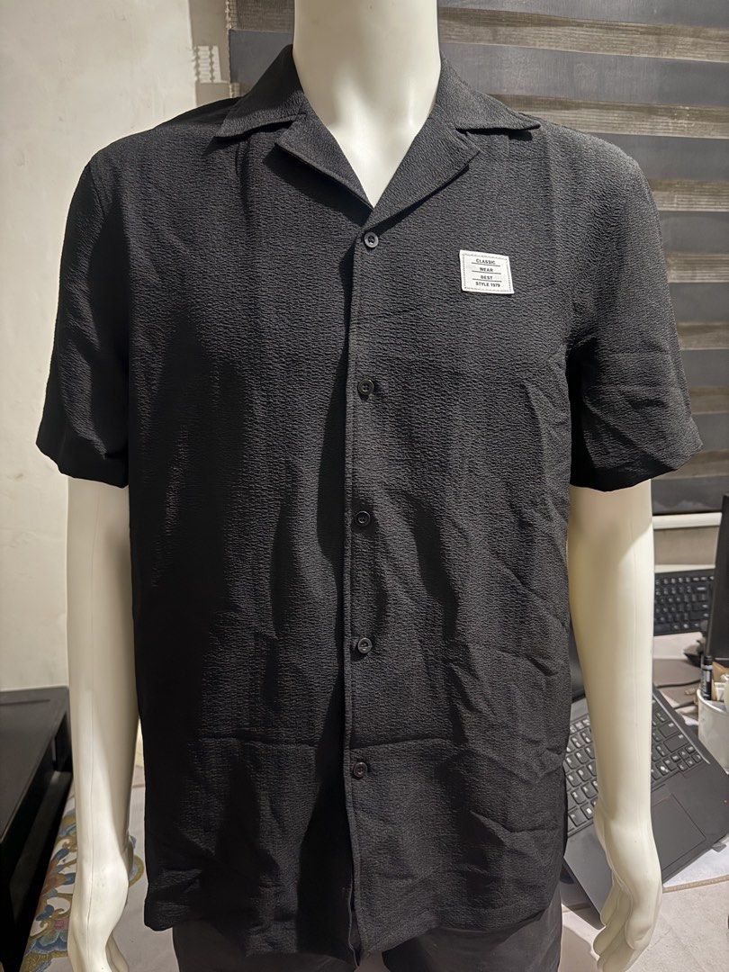 MANFINITY Plain Black Button Down Polo (Category: Tshirts & Polo Shirts ) located in Las Pinas. Submitted by sellerkjb (Listing ID 1467356410, Image 1). Description: BRAND NEW Medium on tag 22 x 22 inches Las Pinas.