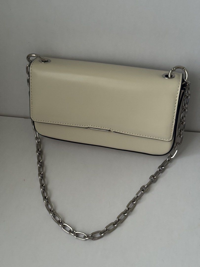 Mango off-white bag clutch (Category: Clutches) located in Davao. Submitted by ninialsalman (Listing ID 1467254641, Image 2). Description: Used once.