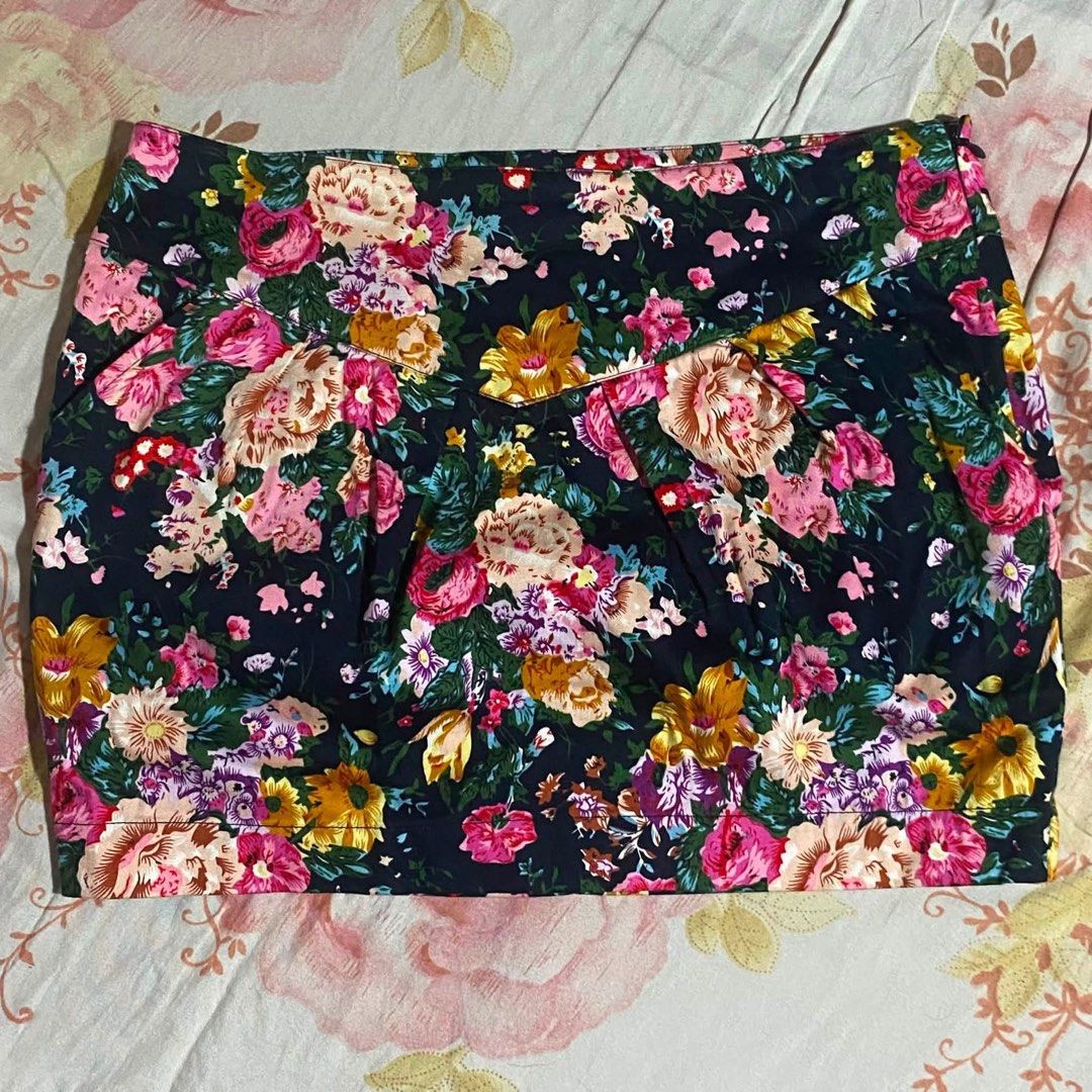 mango y2k mini skirt floral multi colored (Category: Skirts) located in Quezon City. Submitted by iyahbananax (Listing ID 1467341325, Image 1). Description: mango y2k mini skirt floral multi colored 💕 xs-s no issue woking zipper good condi 📍 quezon city .