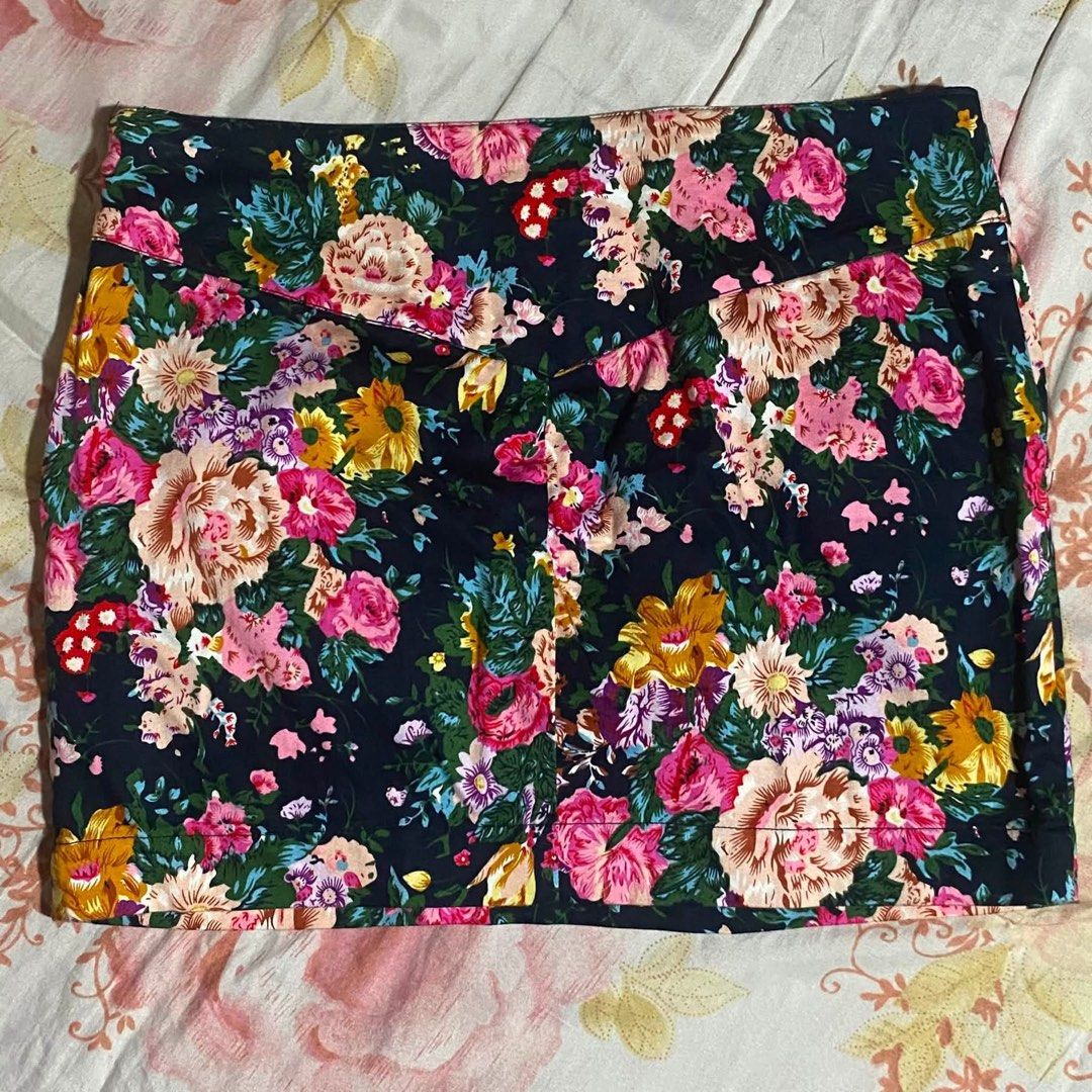 mango y2k mini skirt floral multi colored (Category: Skirts) located in Quezon City. Submitted by iyahbananax (Listing ID 1467341325, Image 2). Description: mango y2k mini skirt floral multi colored 💕 xs-s no issue woking zipper good condi 📍 quezon city .
