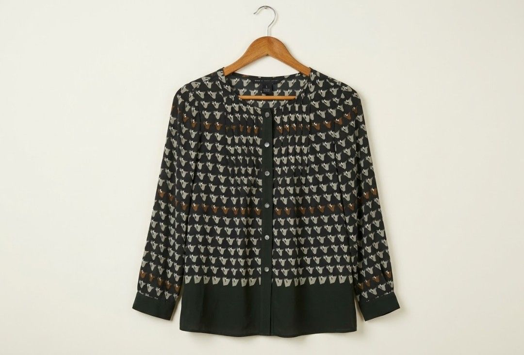 MARC BY MARC JACOBS 100% SILK Blouse (Category: Blouses) located in Iba. Submitted by selector_items (Listing ID 1467192190, Image 1). Description: MARC BY MARC JACOBS 100% SILK Blouse - *Main tag:* Black woven tag with white embroidered text, clean stitching - original - *Content tag:* `SHELL/ÉTOFFE: 100% SILK/SOIE` - correct French + English format that Marc uses - *Color code tag:* `M1123205 GREEN SHADOW MULTI` - that's the actual style code f