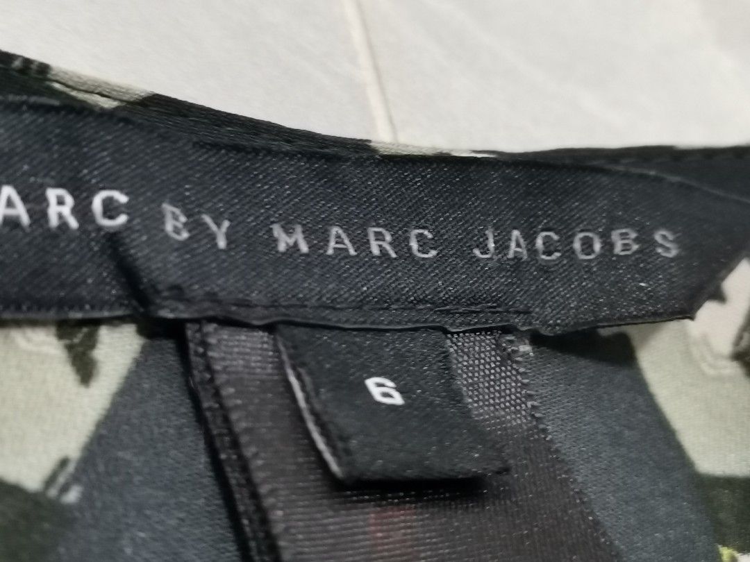 MARC BY MARC JACOBS 100% SILK Blouse (Category: Blouses) located in Iba. Submitted by selector_items (Listing ID 1467192190, Image 3). Description: MARC BY MARC JACOBS 100% SILK Blouse - *Main tag:* Black woven tag with white embroidered text, clean stitching - original - *Content tag:* `SHELL/ÉTOFFE: 100% SILK/SOIE` - correct French + English format that Marc uses - *Color code tag:* `M1123205 GREEN SHADOW MULTI` - that's the actual style code f
