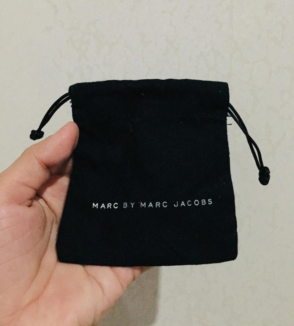 Marc by Marc Jacobs jewelry dustbag (Category: Accessory Holder, Box & Organizers) located in Batangas. Submitted by fabufindsstore. (Listing ID 1467292624, Image 1). Description: Marc by Marc Jacobs jewelry dustbag Quality material Drawstring closure and white branded text Perfect for storing and protecting jewelry from scratches 40 only Mode of Payment (Gcash Payment first) Delivery Thru J&T (SF shoulder by buyer) .