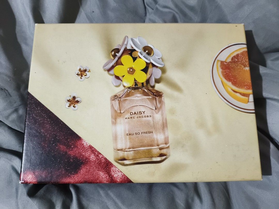 Marc Jacobs Daisy Eau So Fresh Gift Set (Category: Fragrance & Deodorants) located in Pasig City. Submitted by timelesstreasuresbyg (Listing ID 1467289344, Image 2). Description: - Authentic Marc Jacobs Daisy Eau So Fresh holiday gift set - Includes: 75ml Eau de Toilette spray, 75ml radiant body lotion, and 75ml bubbly shower gel - Comes in its original decorated holiday box - Will pass as brand new, properly stored - Perfect for gifting or perso