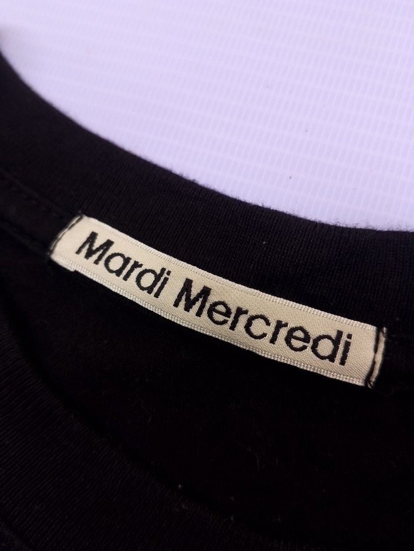 MARDI MERCREDI FOUR LEAF CLOVER 🍀 (Category: Shirts) located in Kitaotao. Submitted by getnsell (Listing ID 1467212575, Image 3). Description: Brand: Mardi Mercredi Item: 'Clover Mardi' Graphic T-Shirt Color: Black with Cream graphic Condition: Excellent to As new Size: Medium Details: Super popular Korean designer brand Mardi Mercredi tee featuring their signature stylized four-leaf clover graphic on the chest. Made from soft, high-quality cott