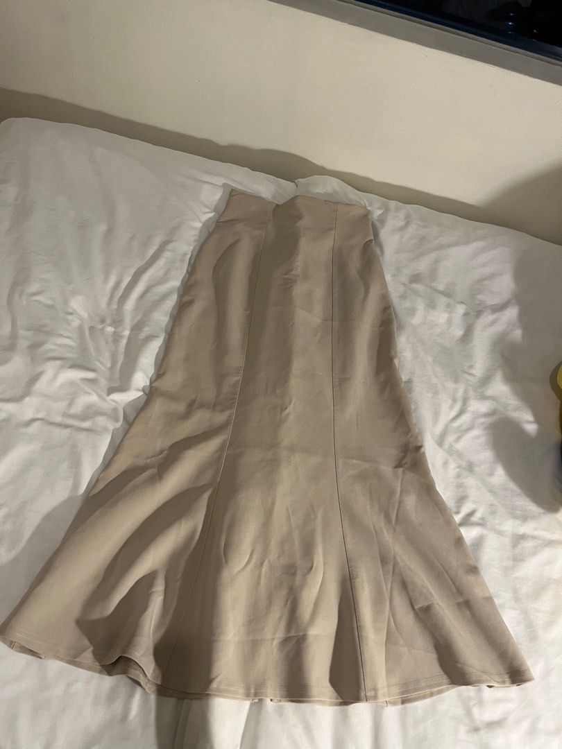 Mermaid Skirt Beige (Category: Skirts) located in Manila. Submitted by xxx0727 (Listing ID 1467290426, Image 2). Description: - Never used - From Japan .
