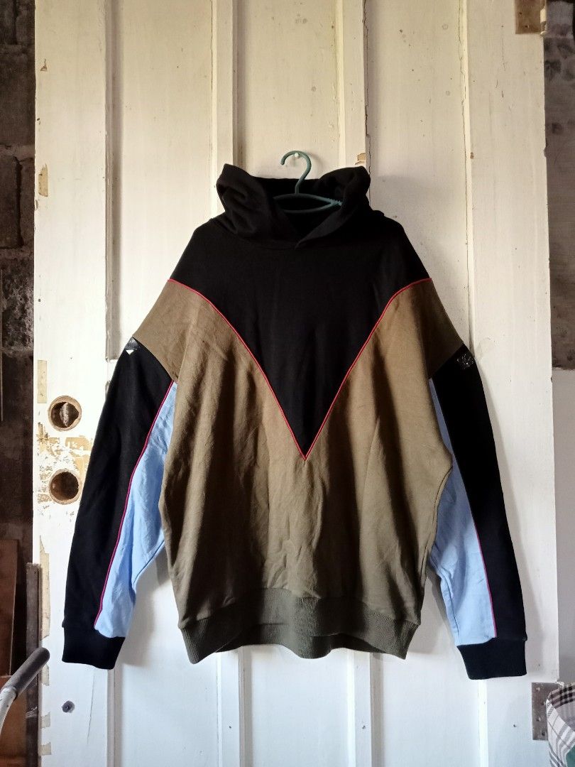 Metro City Multi-Color Block Pull Over Hoodie (Category: Coats, Jackets and Outerwear) located in Cabadbaran. Submitted by reizen_ace051823 (Listing ID 1460369519, Image 1). Description: - good condition 9.5/10 - no issue - dimes length 28 x width 25.