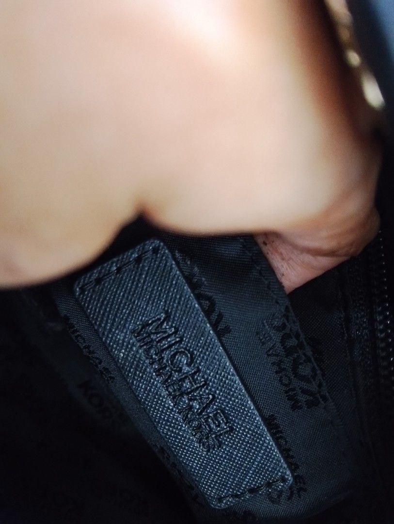 Michael kors (Category: Cross-body Bags) located in Roxas City. Submitted by leeeryue (Listing ID 1467230119, Image 2). Description: mk, nonissue A. N. G.