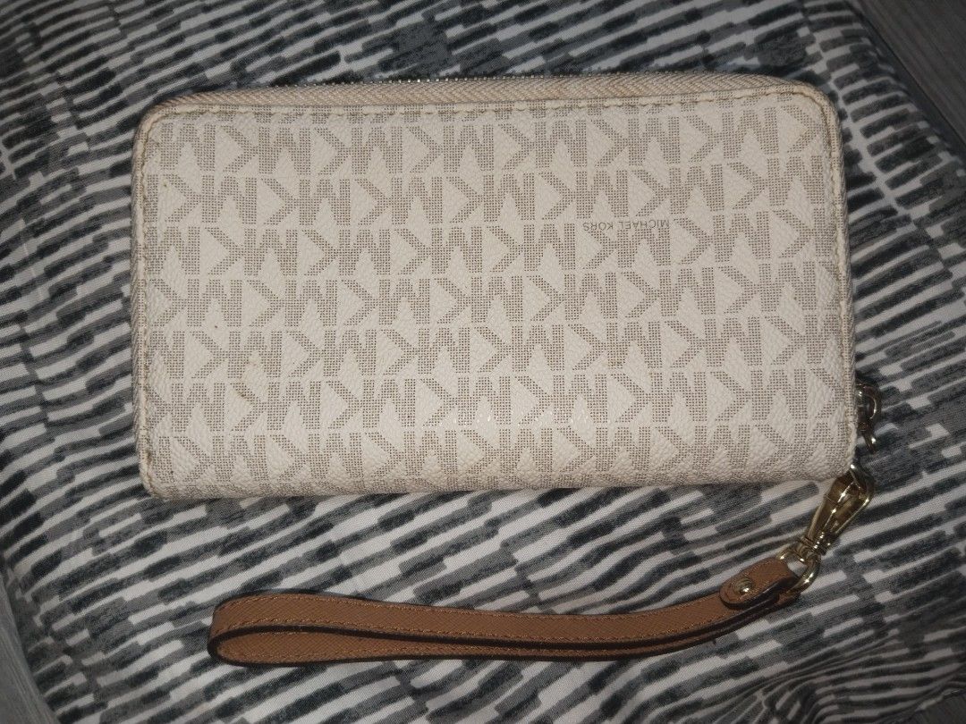 Michael Kors (Category: Luxury Bags & Wallets) located in Las Pinas. Submitted by ashierams (Listing ID 1467332812, Image 2). Description: Michael Kors Jet Set Travel Large Continental Wallet or Wristlet in the vanilla signature-print With minimal stain(see image) No damages Pm me Price negotiable.