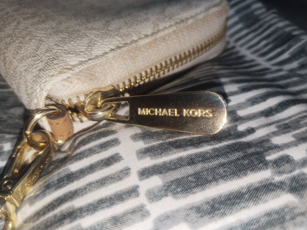 Michael Kors (Category: Luxury Bags & Wallets) located in Las Pinas. Submitted by ashierams (Listing ID 1467332812, Image 3). Description: Michael Kors Jet Set Travel Large Continental Wallet or Wristlet in the vanilla signature-print With minimal stain(see image) No damages Pm me Price negotiable.