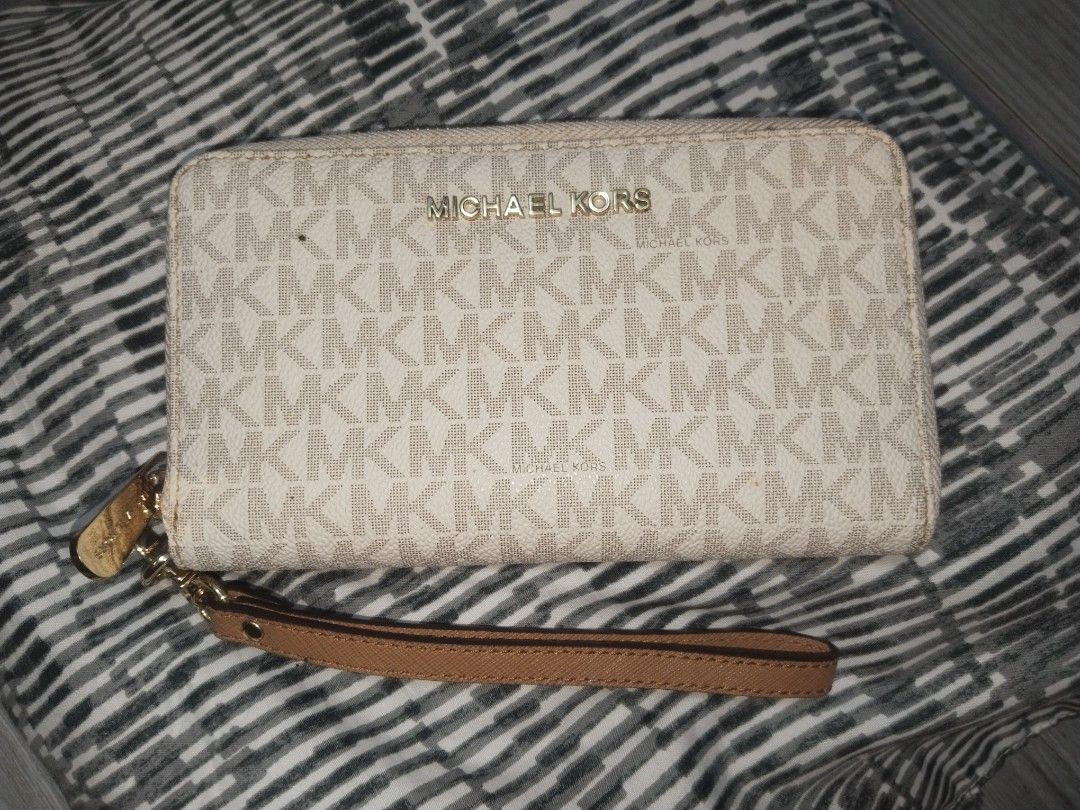 Michael Kors (Category: Luxury Bags & Wallets) located in Las Pinas. Submitted by ashierams (Listing ID 1467332812, Image 1). Description: Michael Kors Jet Set Travel Large Continental Wallet or Wristlet in the vanilla signature-print With minimal stain(see image) No damages Pm me Price negotiable.