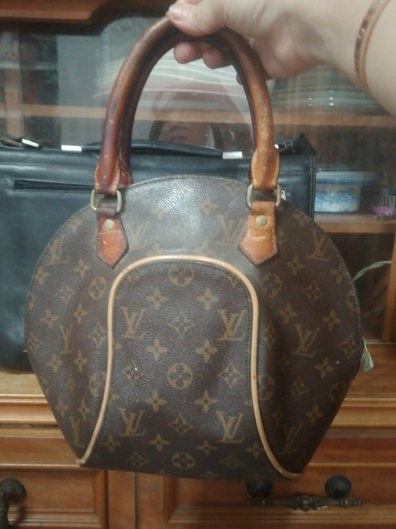 Michael Kors Green (Category: Luxury Bags & Wallets) located in Manila. Submitted by annemil_1984 (Listing ID 1461487442, Image 2). Description: mk 300 lv nano 350 lv 250 Burberry blue label 250.