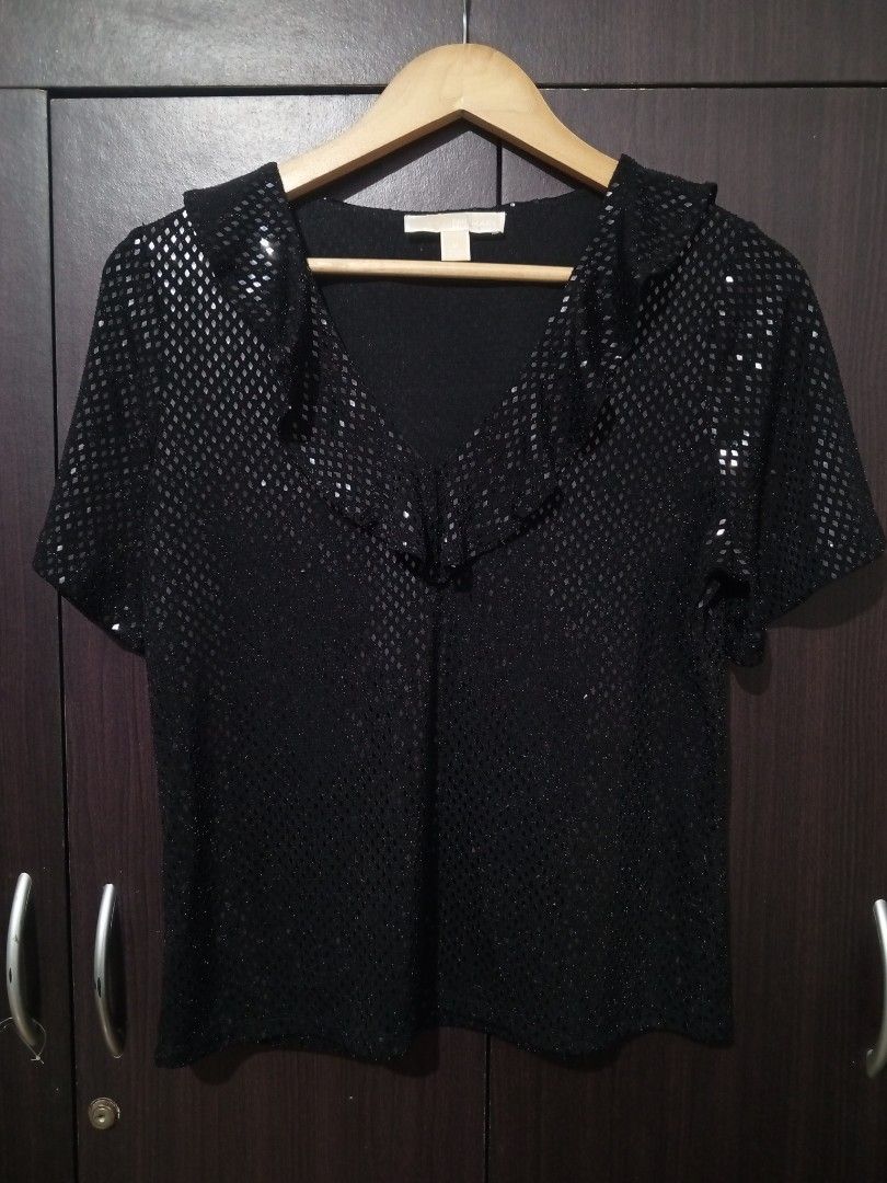 Michael Kors Sequinn top (Category: Luxury Apparel) located in Santa Maria. Submitted by paulo-garcia21 (Listing ID 1467271380, Image 1). Description: med on tag cut washtag excellent condition.