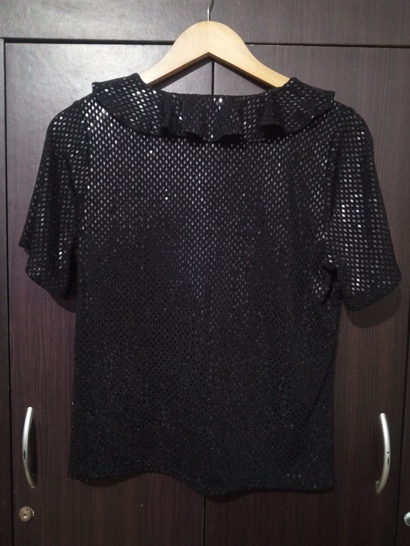 Michael Kors Sequinn top (Category: Luxury Apparel) located in Santa Maria. Submitted by paulo-garcia21 (Listing ID 1467271380, Image 2). Description: med on tag cut washtag excellent condition.