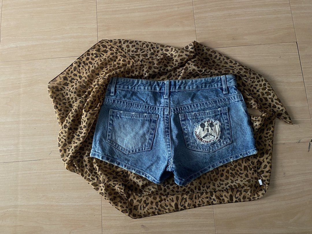 micro denim short (Category: Shorts) located in Manila. Submitted by lavernsloop (Listing ID 1467194379, Image 2). Description: size 28-29|mid hard denim | lenght 10 📩DM FOR MORE DEETS.