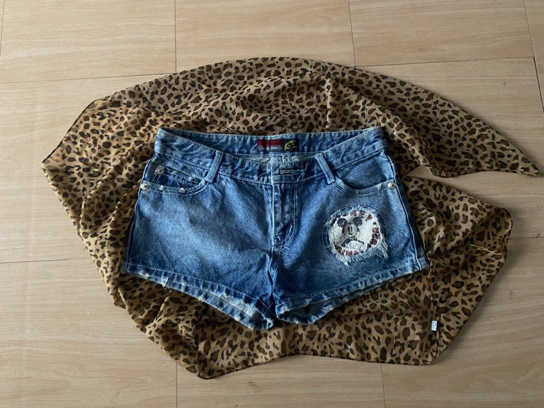 micro denim short (Category: Shorts) located in Manila. Submitted by lavernsloop (Listing ID 1467194379, Image 1). Description: size 28-29|mid hard denim | lenght 10 📩DM FOR MORE DEETS.