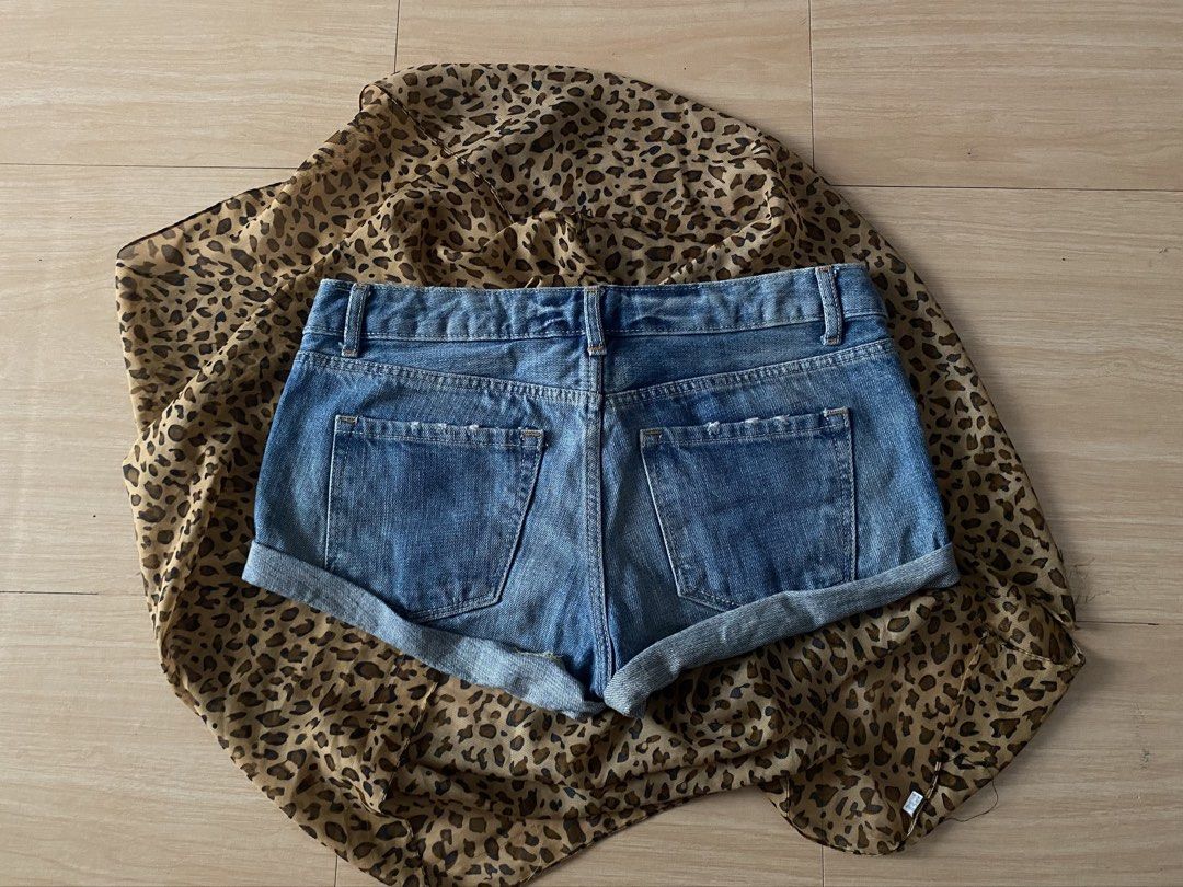 (sold) micro folded soft denim short (Category: Shorts) located in Manila. Submitted by lavernsloop (Listing ID 1467187205, Image 3). Description: size 29-30 | low soft denim | lenght 9 📩 DM FOR MORE DEETS.