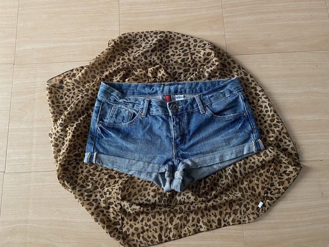 (sold) micro folded soft denim short (Category: Shorts) located in Manila. Submitted by lavernsloop (Listing ID 1467187205, Image 1). Description: size 29-30 | low soft denim | lenght 9 📩 DM FOR MORE DEETS.