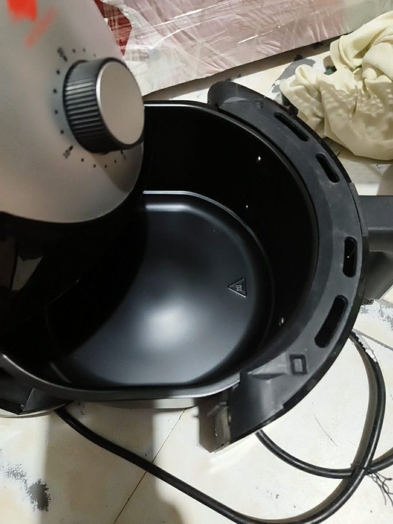 Micromatic 4.0QT Air Fryer (Category: Fryers) located in Manila. Submitted by mightyphoenix-df7155 (Listing ID 1467293436, Image 2). Description: - Brand: Micromatic Air Fryer - Capacity: 4.0QT maximum capacity - Technology: 360-degree rapid air circulation for fast and even cooking - Controls: Easy manual knobs on top with cooking time and temp guides (fries, chicken wings, sweet potato, shrimp, fish, cake) - Inclusions: Comes with a 2-in-1 fryi