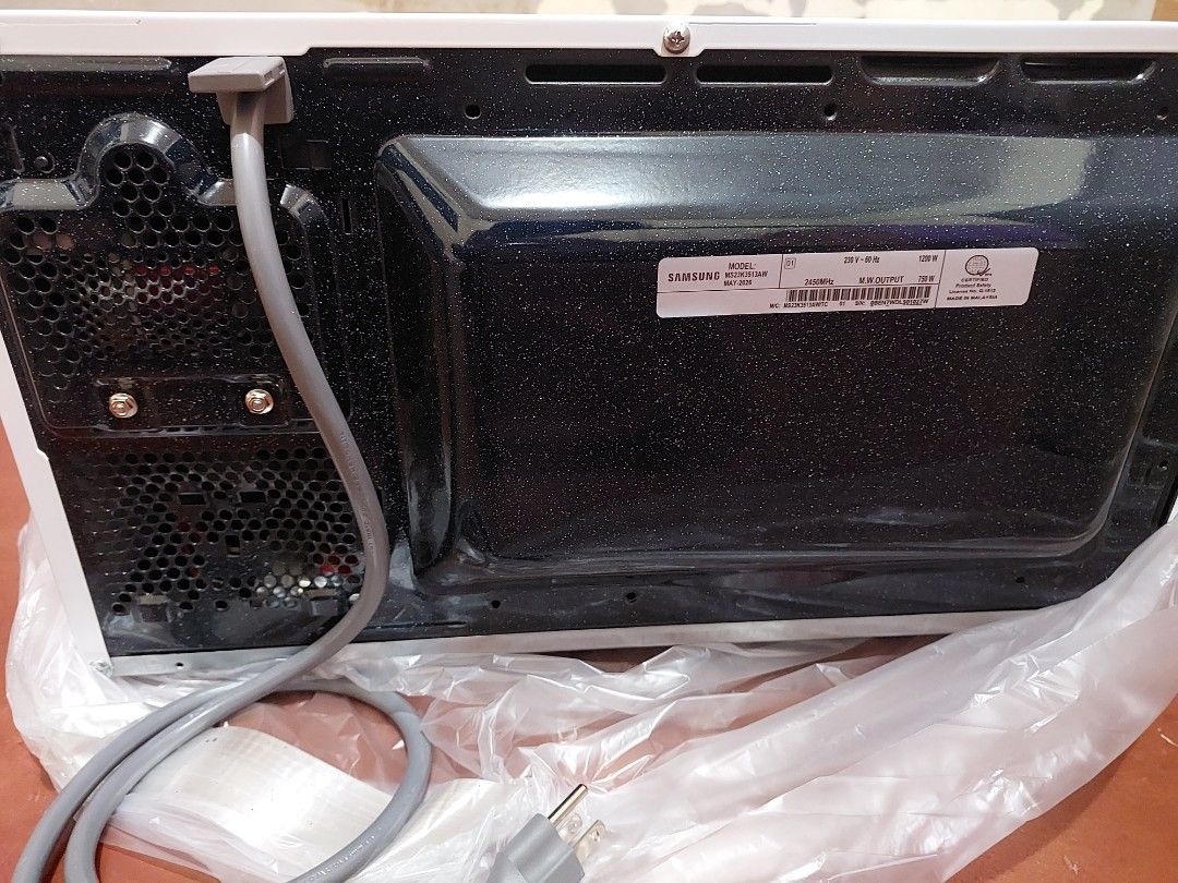 MICROWAVE OVEN SAMSUNG 23L QUICK DEFROST (Category: Ovens & Toasters) located in Paranaque City. Submitted by capricornusspecialsimcards (Listing ID 1467233369, Image 2). Description: SAMSUNG MICROWAVE OVEN (kindly see pictures for details) **BNEW as seen on picture** won as a raffle prize selling for only 6000 pick up only on my location SUCAT PARANAQUE thanks for viewing.