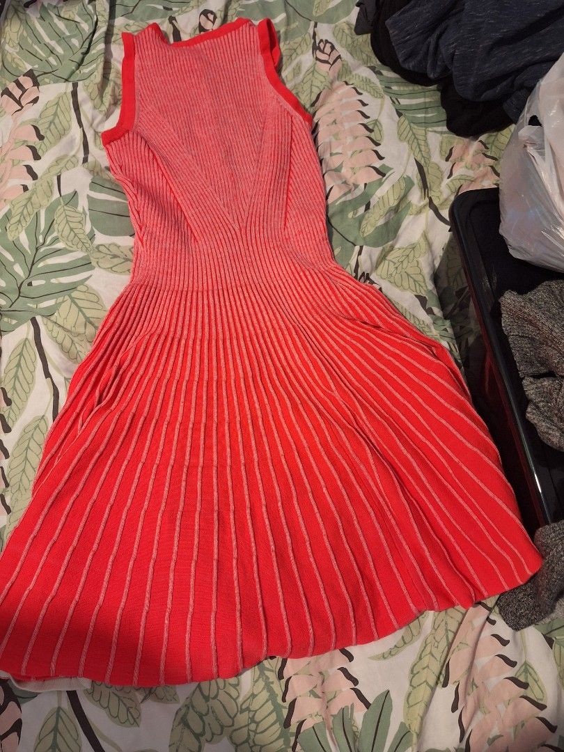 Milly dress 螢光傘裙 （分類：連身裙）位於 Hong Kong。 由 chung0212 提交（商品編號 1467287331，圖片 5）。簡介： 。