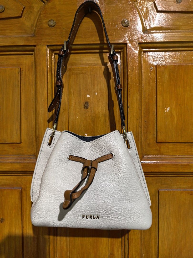 Mini shoulder bag (Category: Tote Bags) located in Manila. Submitted by khulet2008 (Listing ID 1467262913, Image 1). Description: F-u-r-L-a mini shoulder bag in cream white Very cutesy. Can fit phone and med wallet. No issue. What you see is what you get..