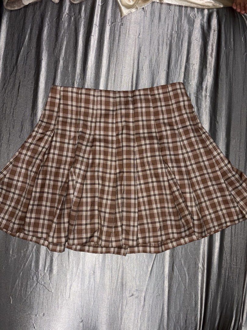 mini skirt (brown checkered) (Category: Skirts) located in Valenzuela. Submitted by sushibake617 (Listing ID 1467289347, Image 1). Description: Branded mini skirt ideal for someone who love short skirtsss Issue: may minimal himulmol but still pretty!!! 🥹🫶🏻.