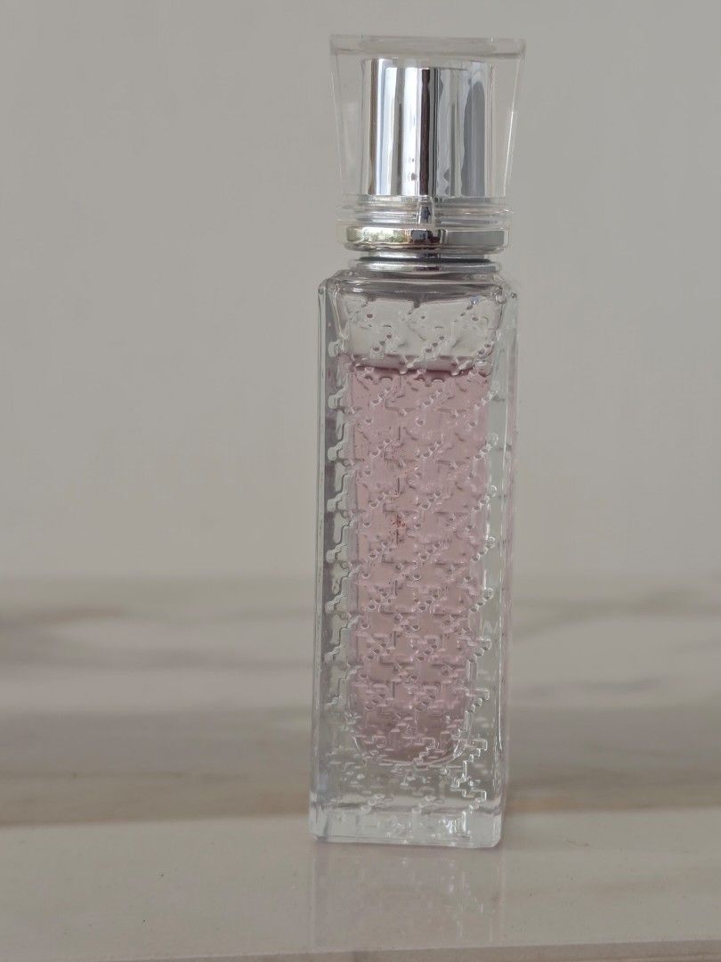 Miss Dior Blooming Bouquet 20ml (Category: Fragrance & Deodorants) located in Manila. Submitted by viannedeclutters (Listing ID 1467219080, Image 3). Description: - Authentic Miss Dior Blooming Bouquet Travel Rollerball Edition Perle de Parfum - Size: 20ml (glass bottle with iconic houndstooth pattern) - Silver cap with engraved CD logo - Condition: Practically full, used very few times - Scent profile: Fresh, floral, and elegant - Perfect for da