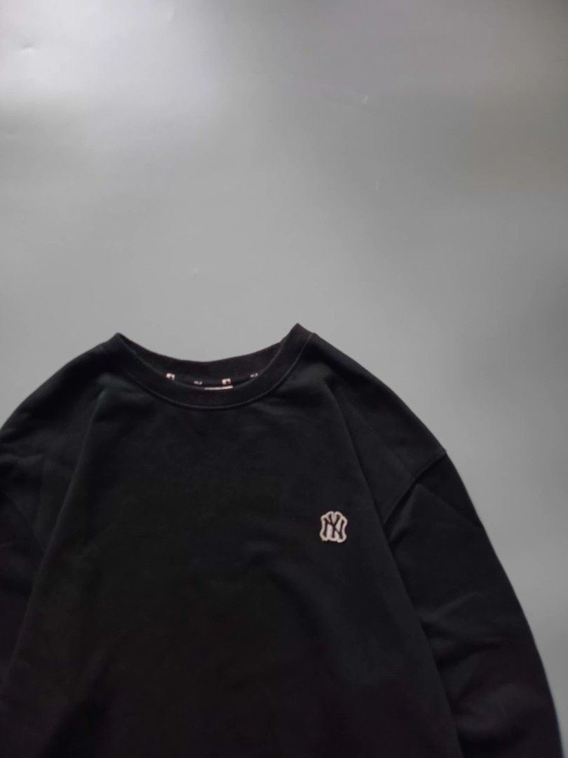 mlb basic logo sweater (Category: Coats, Jackets and Outerwear) located in San Isidro. Submitted by lagloots (Listing ID 1467297078, Image 3). Description: mlb sweater embroidered logo xl on tag but fits large 📌model's reference: 5'7, 45kg DIMES (IN INCHES) LENGTH: 27 / WIDTH: 23.5 CONDITION: 9/10 [] COLOR RATE: 8.5/10 ISSUE: slightly faded.